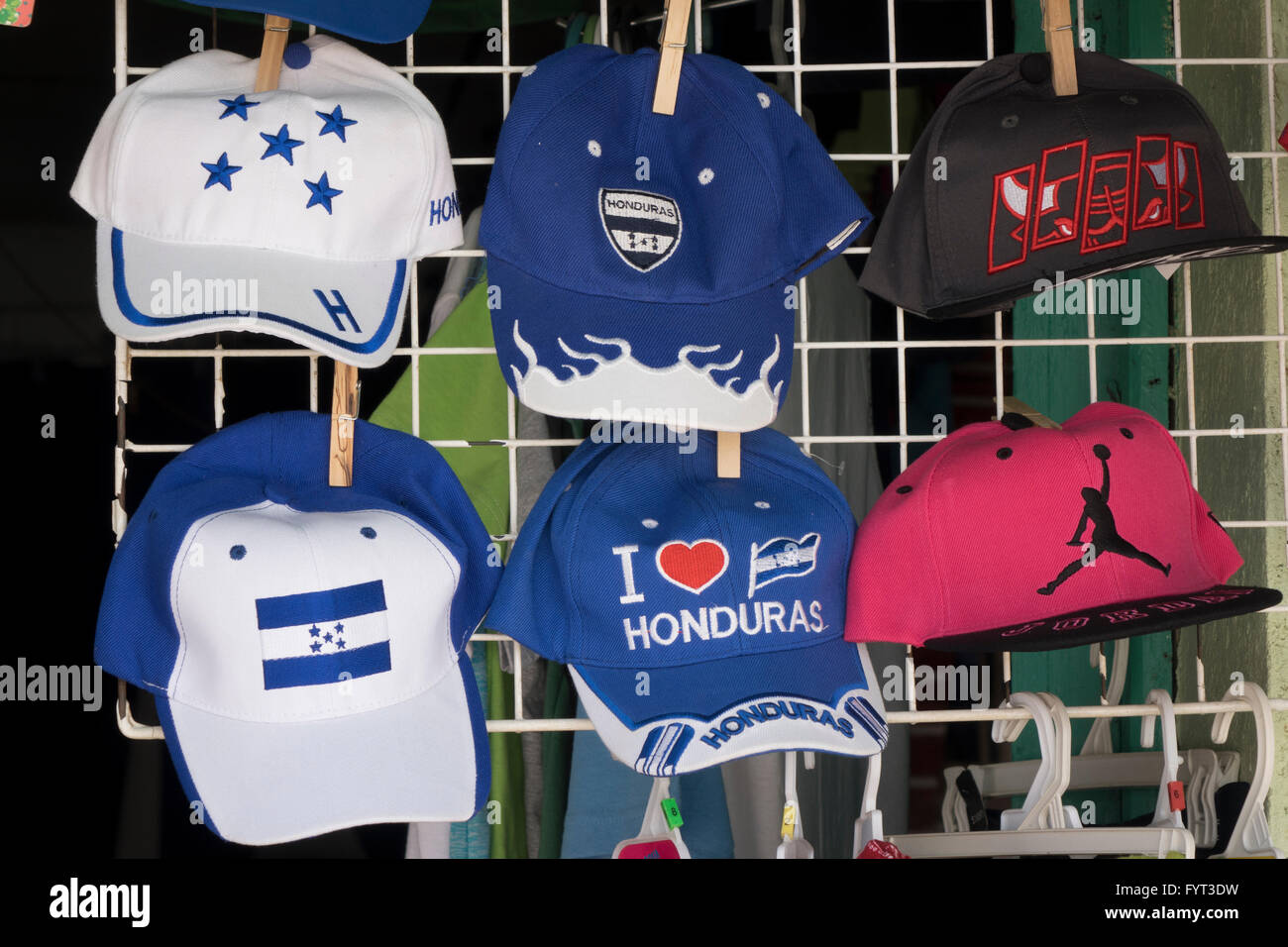 Les casquettes de baseball des souvenirs pour touristes et le mot Honduras a vendu à un dans un magasin Banque D'Images