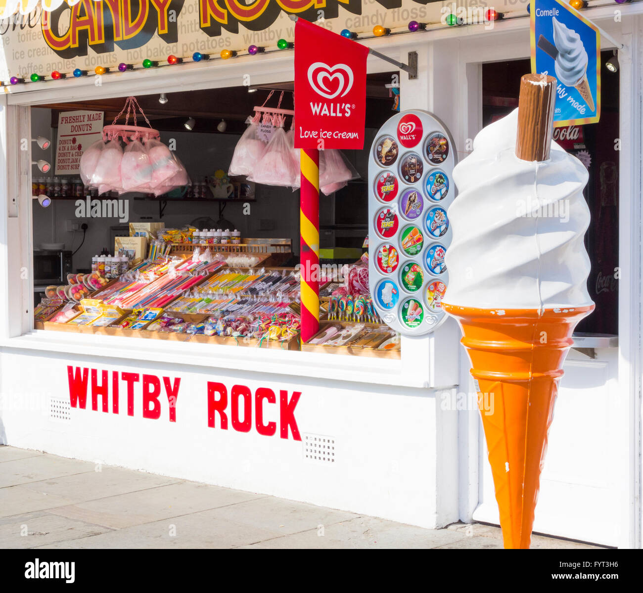 Boutique de produits sucrés traditionnels Rock Whitby et la crème glacée. Whitby, North Yorkshire, England, UK Banque D'Images