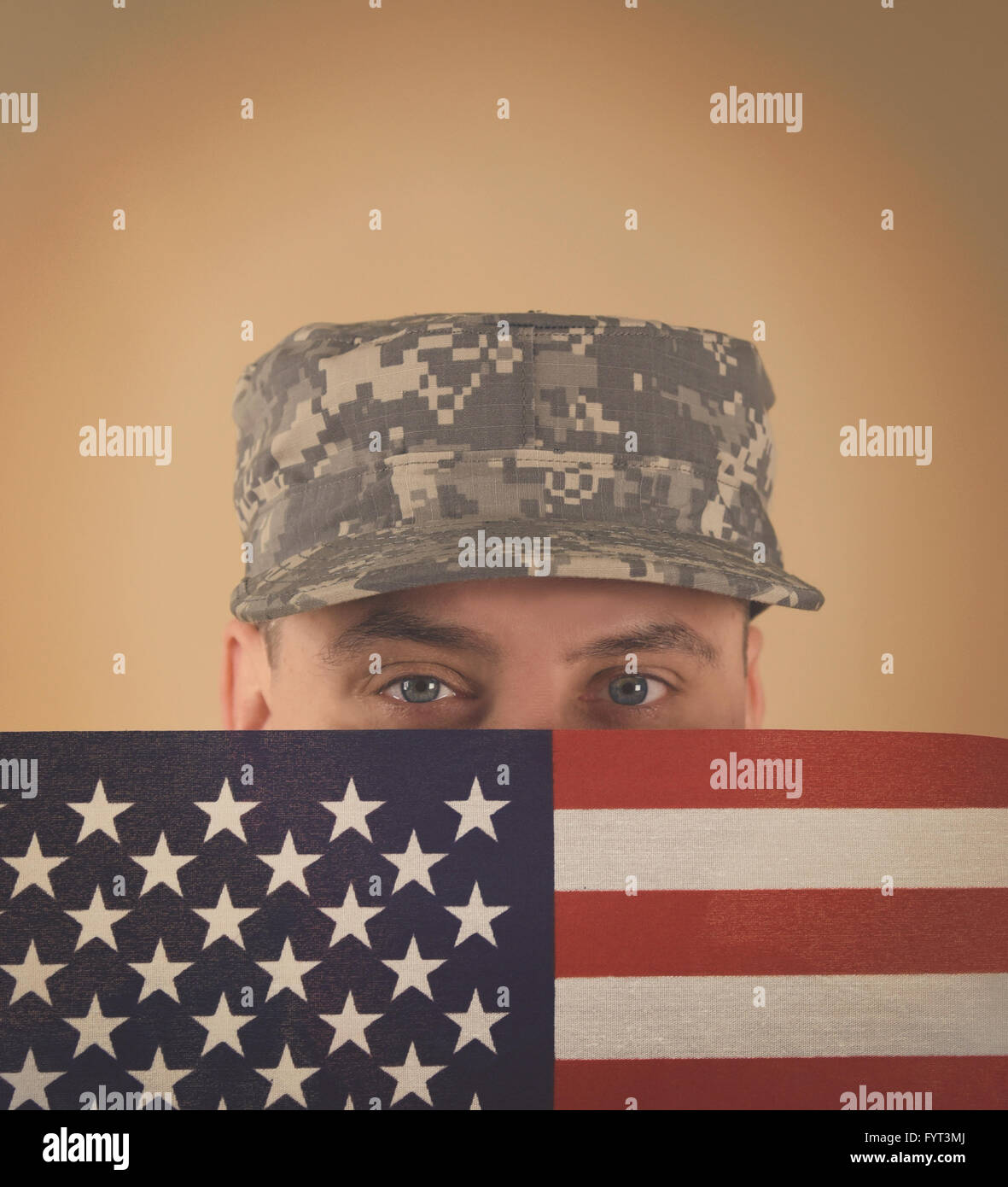 Un soldat de l'armée militaire est maintenant un drapeau américain jusqu'à son visage avec un uniforme sur et copyspace pour un ancien combattant, memorial ou il Banque D'Images