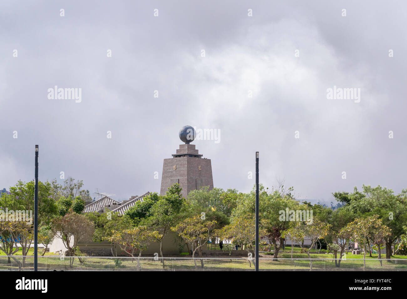 QUITO, EQUATEUR, octobre - 2015 - Low angle view of middle earth monument à Quito en Équateur, la situation touristique le plus visité o Banque D'Images