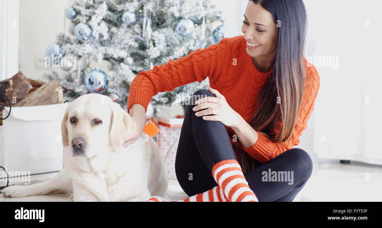 Rire jeune femme avec son chien à Noël Banque D'Images