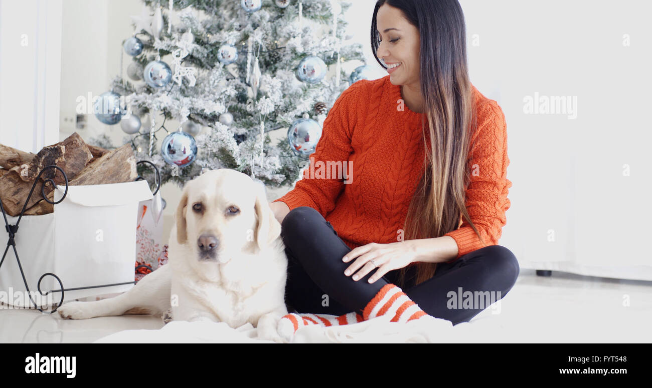 Jeune femme et son chien celebrating Christmas Banque D'Images