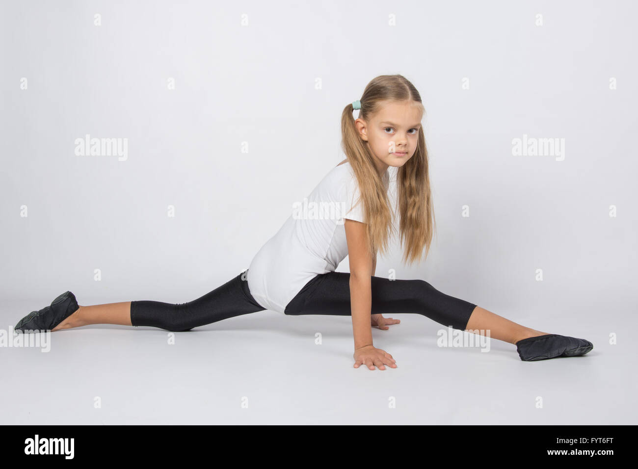 Gymnaste de fille en train de faire le grand écart Banque D'Images