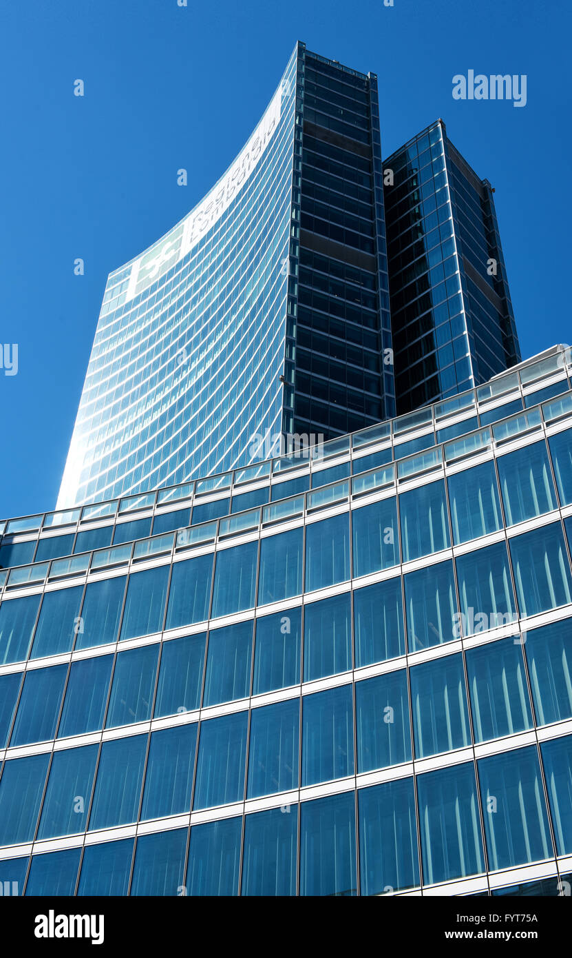 Beau bâtiment moderne en verre et en acier Palais du Conseil régional de la région de la Lombardie, Milan, Italie, Europe under blue sky Banque D'Images