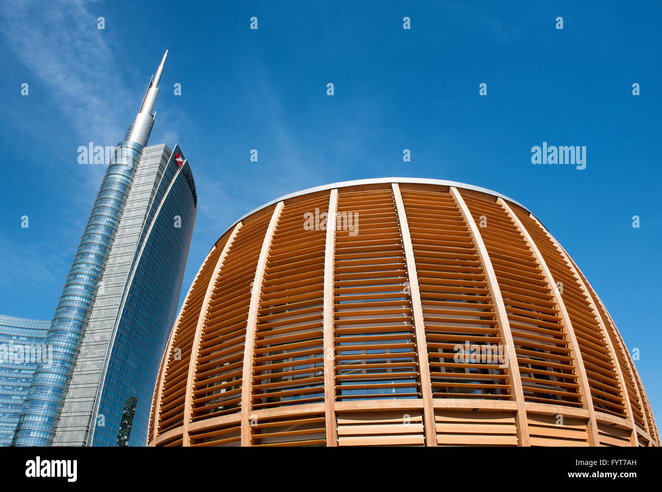 Vue grand angle du pavillon de treillis de bois à Milan avec skyscraper sous ciel bleu clair avec copie espace Banque D'Images