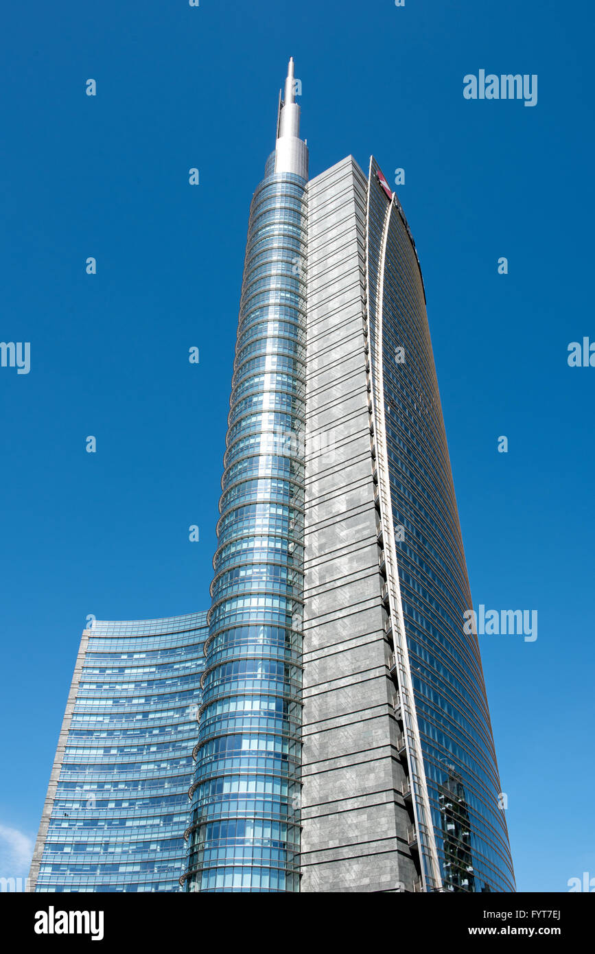 Gratte-ciel avec coin cylindrique entre côtés incurvés avec forte tour pointue à Milan, Italie Banque D'Images