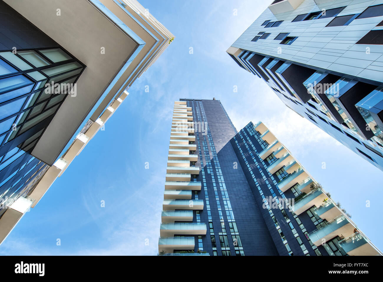 Un point de vue à la verticale vers le ciel bleu clair du sol au niveau des bâtiments gratte-ciel à Milan, Italie Banque D'Images