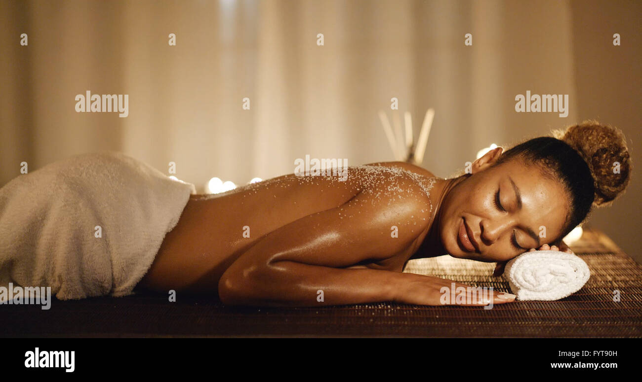 Woman Relaxing après traitement Banque D'Images