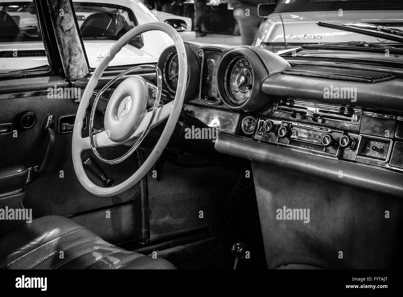 Cabine de luxe pleine grandeur car Mercedes-Benz 280 SE Coupé 3.5 (W111), 1970. Banque D'Images