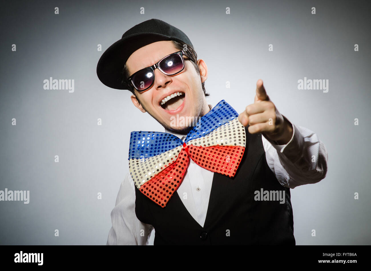 L'homme drôle avec nœud papillon géant Banque D'Images