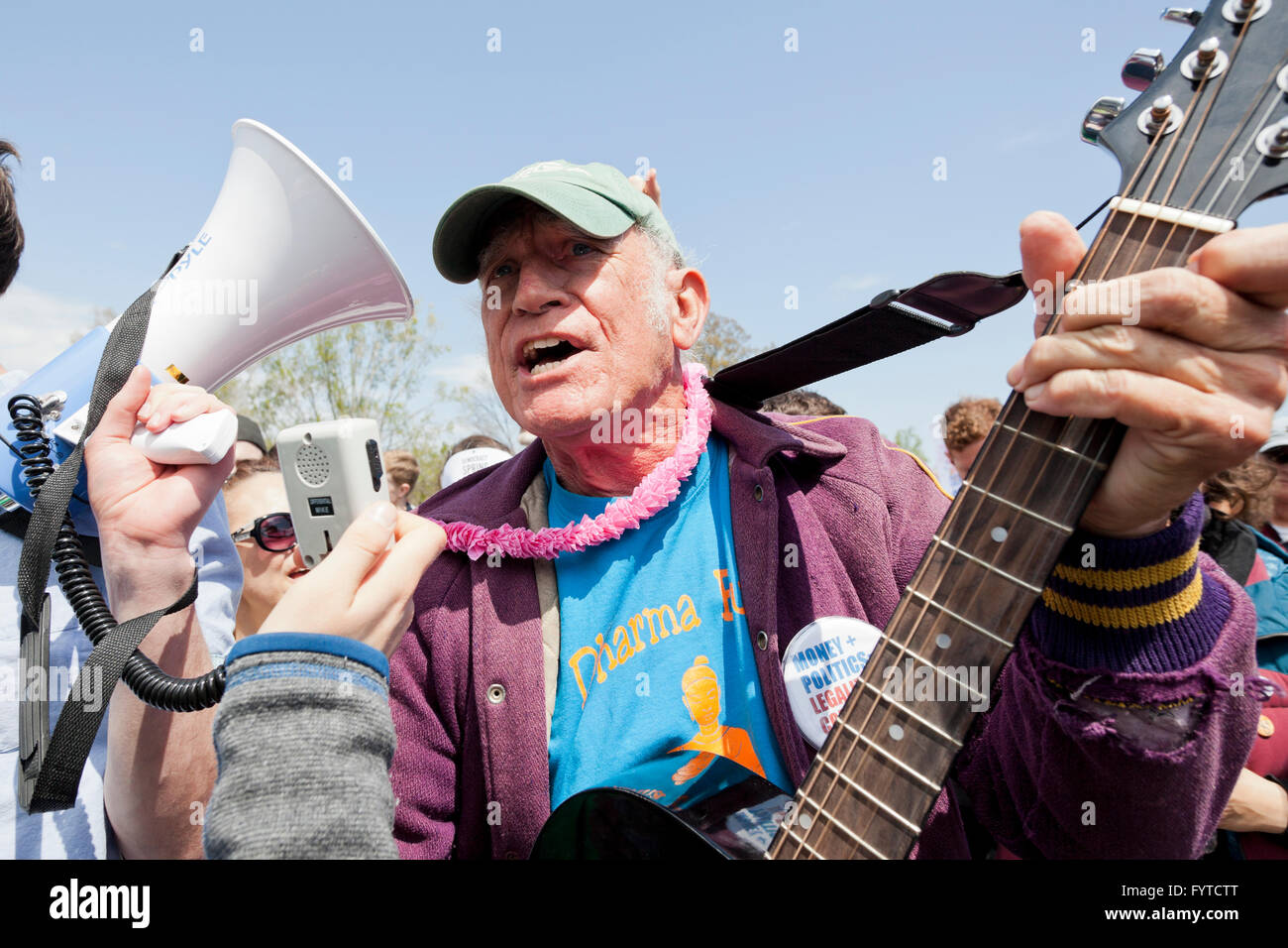Chanter des chansons folk protestataire au rassemblement politique - Washington, DC USA Banque D'Images