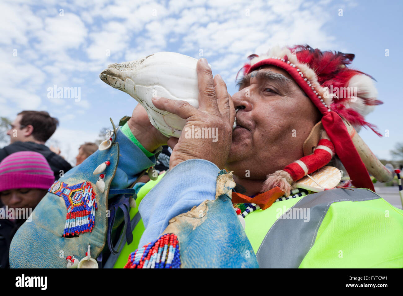 American-Indian man blowing une conque horn au rassemblement politique - Washington, DC USA Banque D'Images