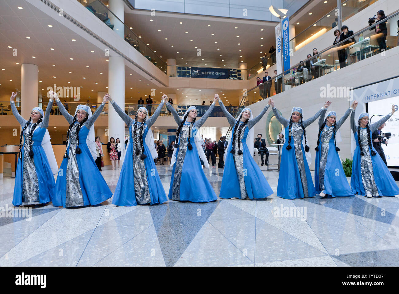 Danse folklorique traditionnelle roumaine - USA Banque D'Images