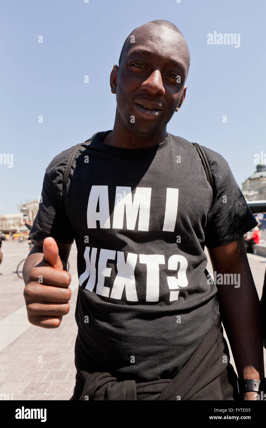 Black vit Question portant activiste 'Am I Prochaine ?' t-shirt - USA Banque D'Images