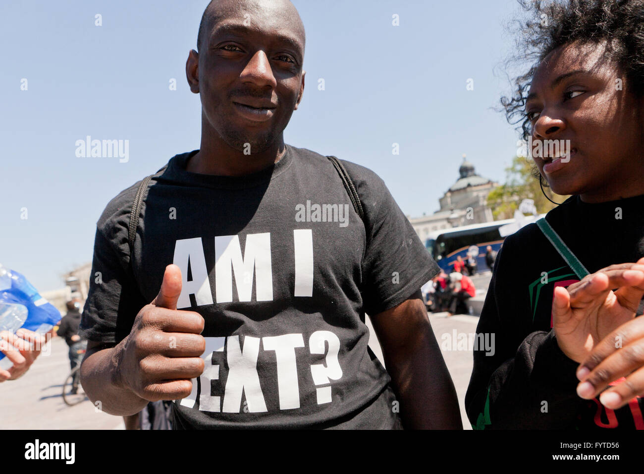 Black vit Question portant activiste 'Am I Prochaine ?' t-shirt - USA Banque D'Images