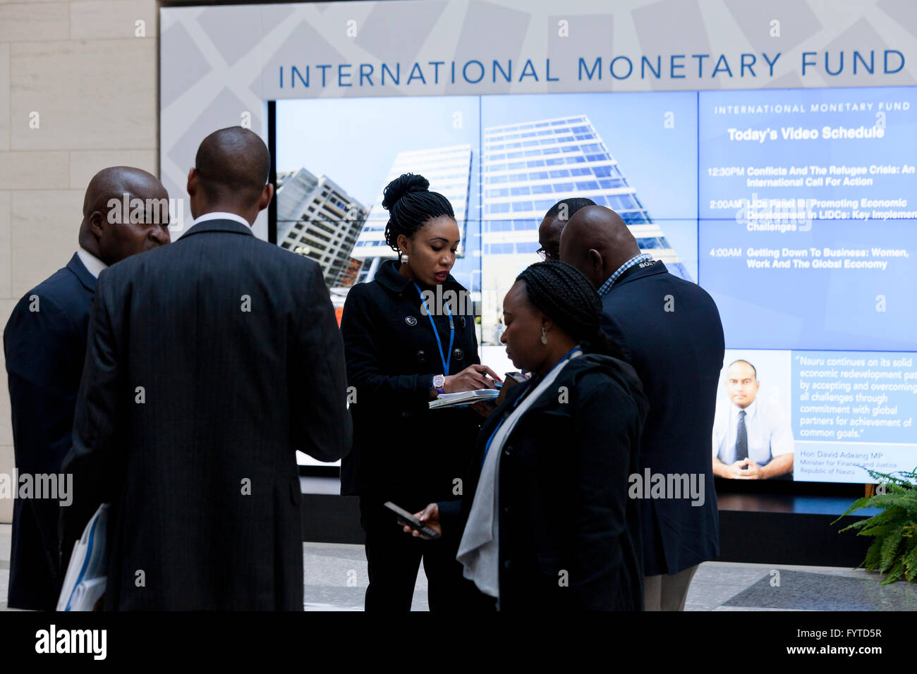 Les membres de la délégation africaine ayant une réunion d'affaires dans le hall de l'immeuble du siège du FMI - Washington, DC USA Banque D'Images