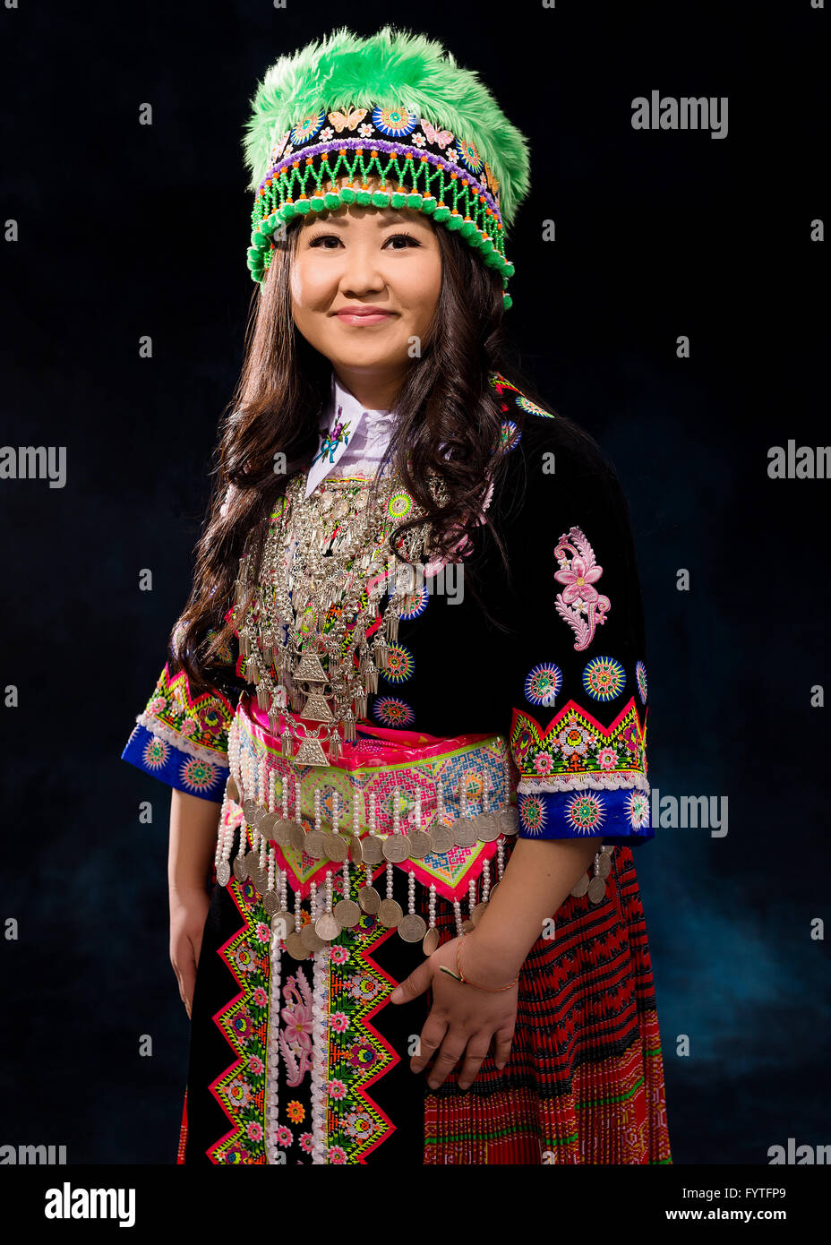 Portrait de femme Hmong en tenue traditionnelle Banque D'Images