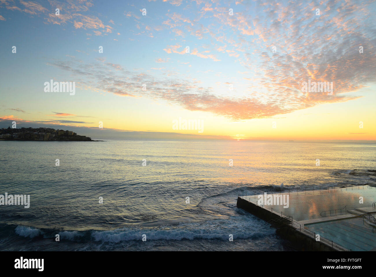 Lever du soleil sur la plage de Bondi Banque D'Images