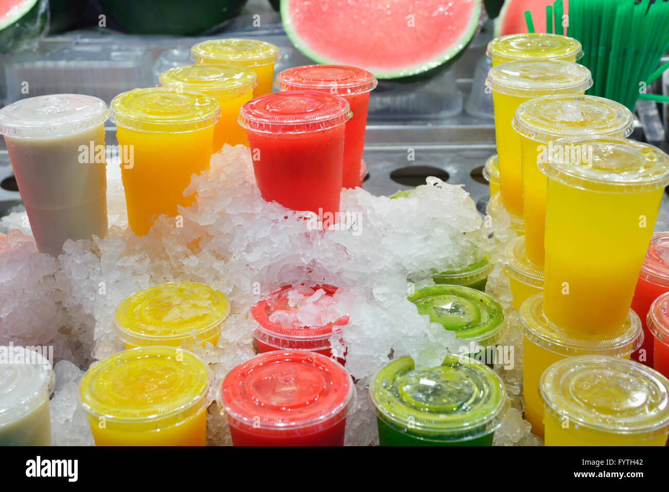 Smoothies aux fruits savoureux à la marché de la Boqueria à Barcelone, Catalogne, Espagne, Europe Banque D'Images