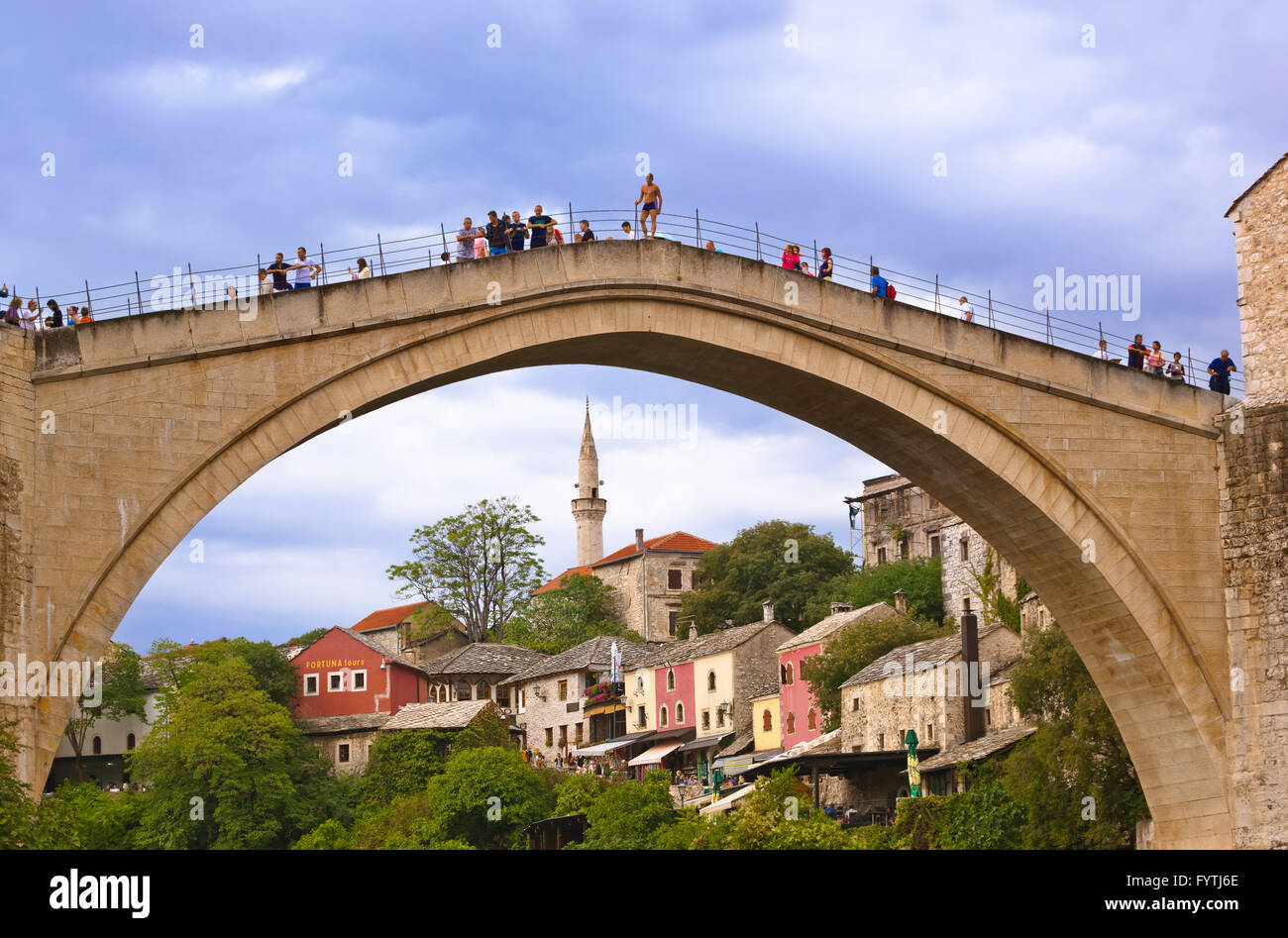 MOSTAR, Bosnie-herzégovine - 05 SEPTEMBRE : saut de l'ancien pont sur Septembre 05, 2015 à Mostar, Bosnie et Herzegovi Banque D'Images