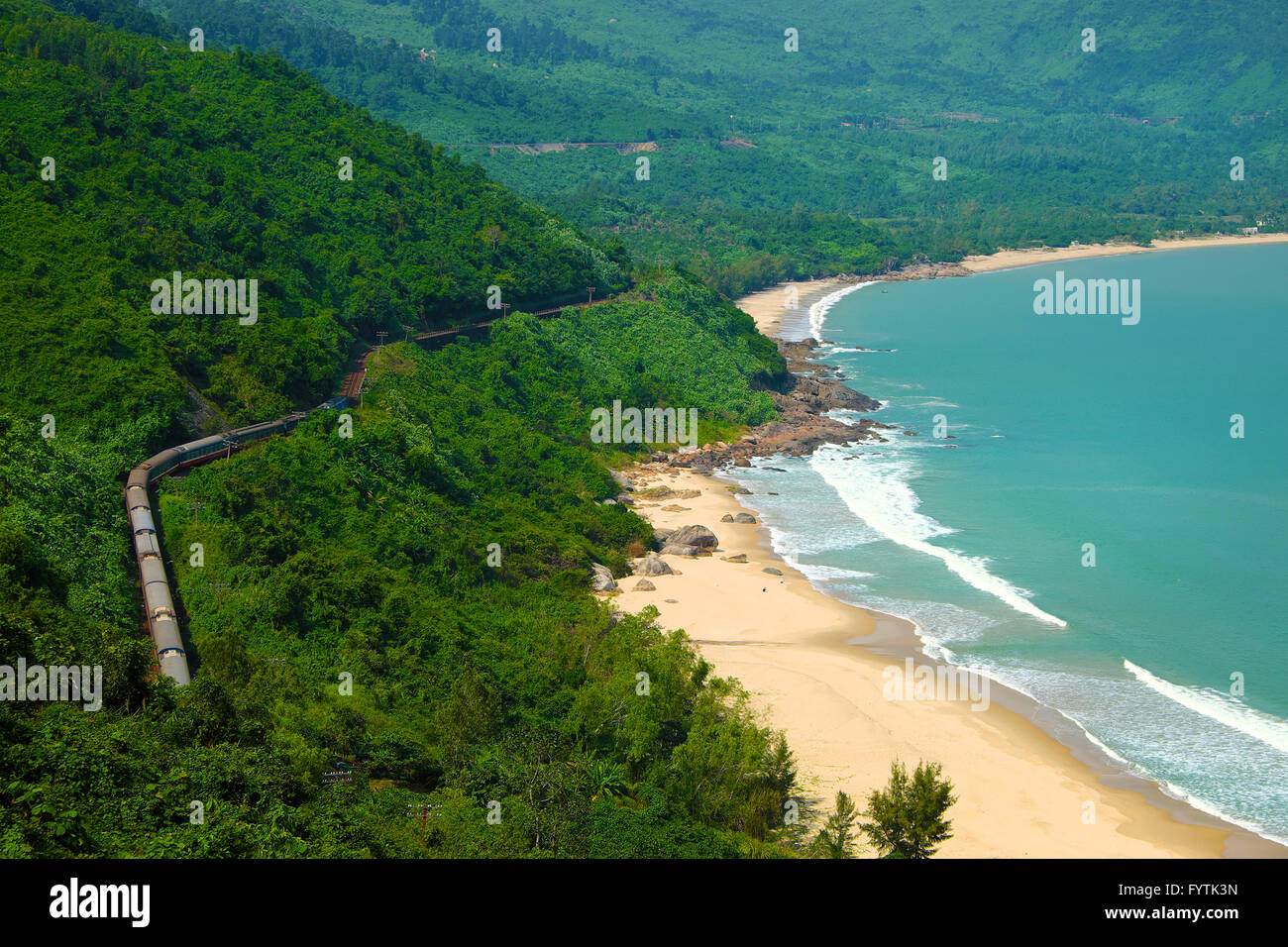 Scène Panorama, Lang Co beach, Hue de Hai Van pass montagne à Da Nang, Viet Nam. Magnifique paysage de train sur les voies ferrées Banque D'Images