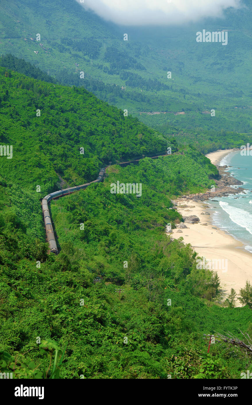 Scène Panorama, Lang Co beach, Hue de Hai Van pass montagne à Da Nang, Viet Nam. Magnifique paysage de train sur les voies ferrées Banque D'Images