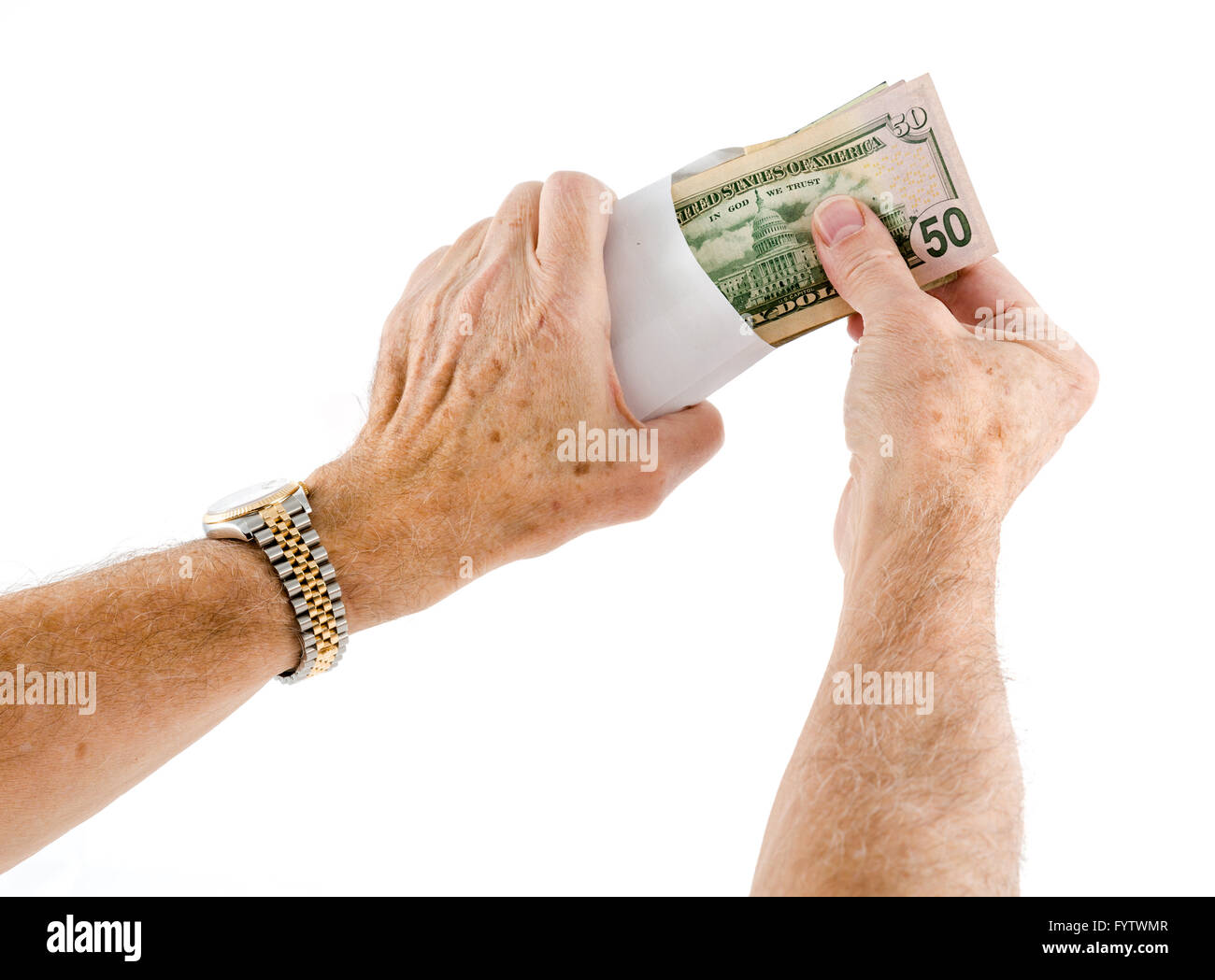 L'origine ethnique caucasienne mains mettre cinquante dollars dans une enveloppe Banque D'Images