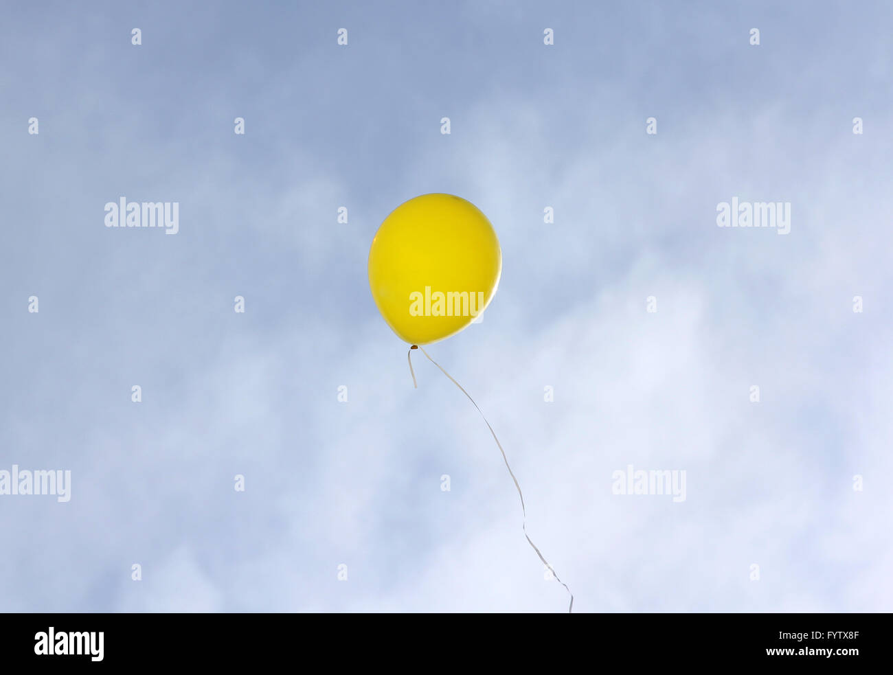 Vols en montgolfière jaune sur un fond de ciel bleu Banque D'Images