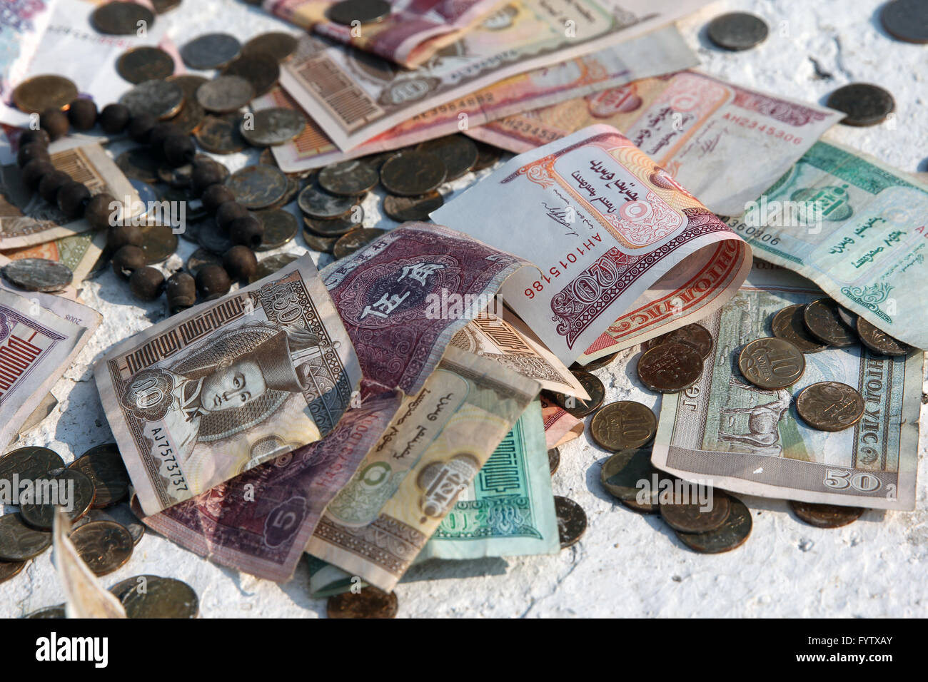 Pile de billets et pièces d'argent de différents pays Banque D'Images