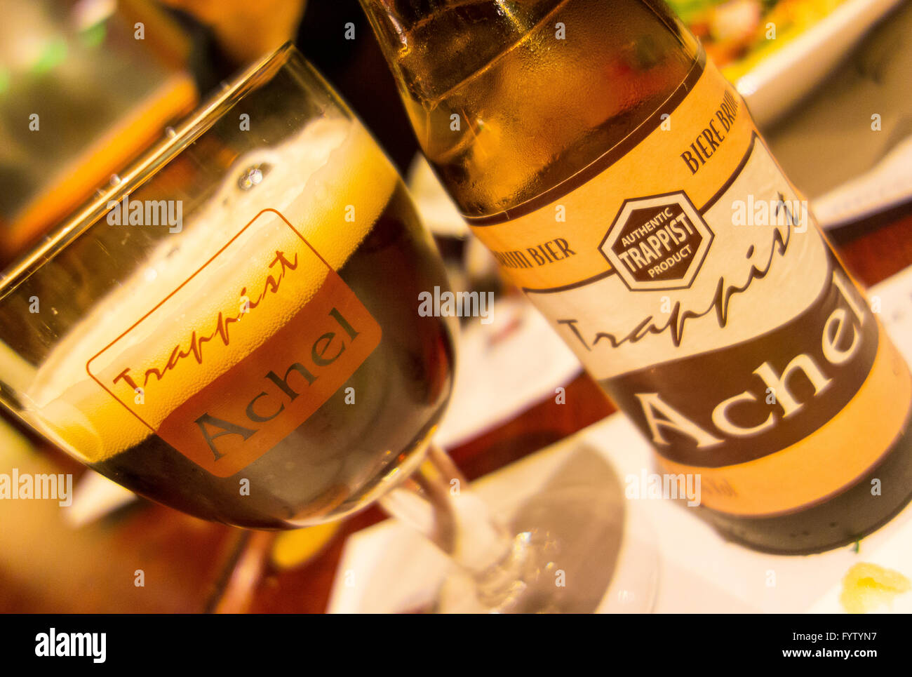 BRUGES, BELGIQUE - bouteille et verre de bière belge trappiste Achel. Banque D'Images