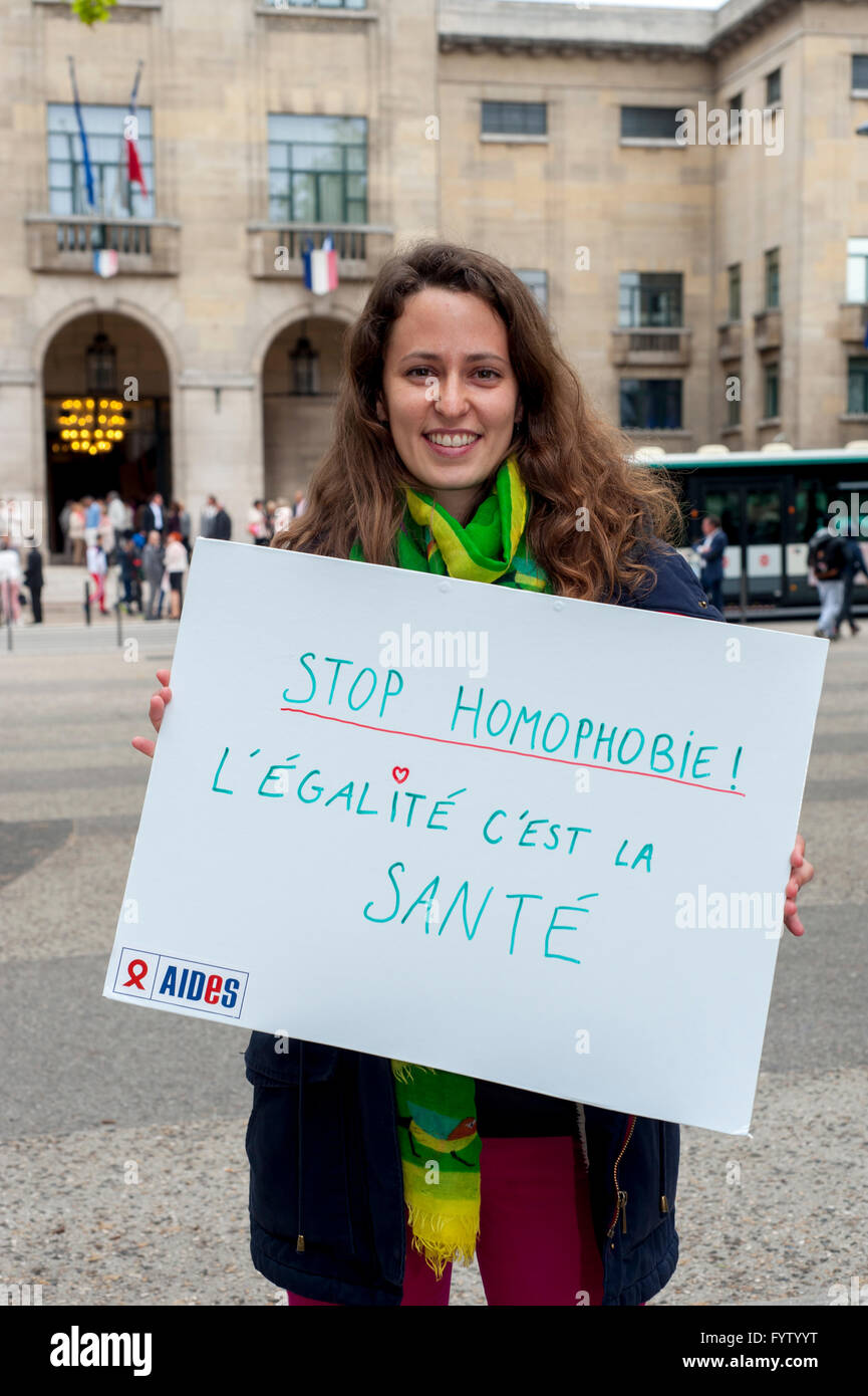 Montreuil, France, AIDES ONG française, Campagne contre la discrimination, l'Homophobie IDAHOT, 'la Journée internationale contre l'homophobie, la Biphobie, la transphobie et l' activisme LGBT, Woman Holding français affiche de protestation française "l'égalité est la santé" Banque D'Images