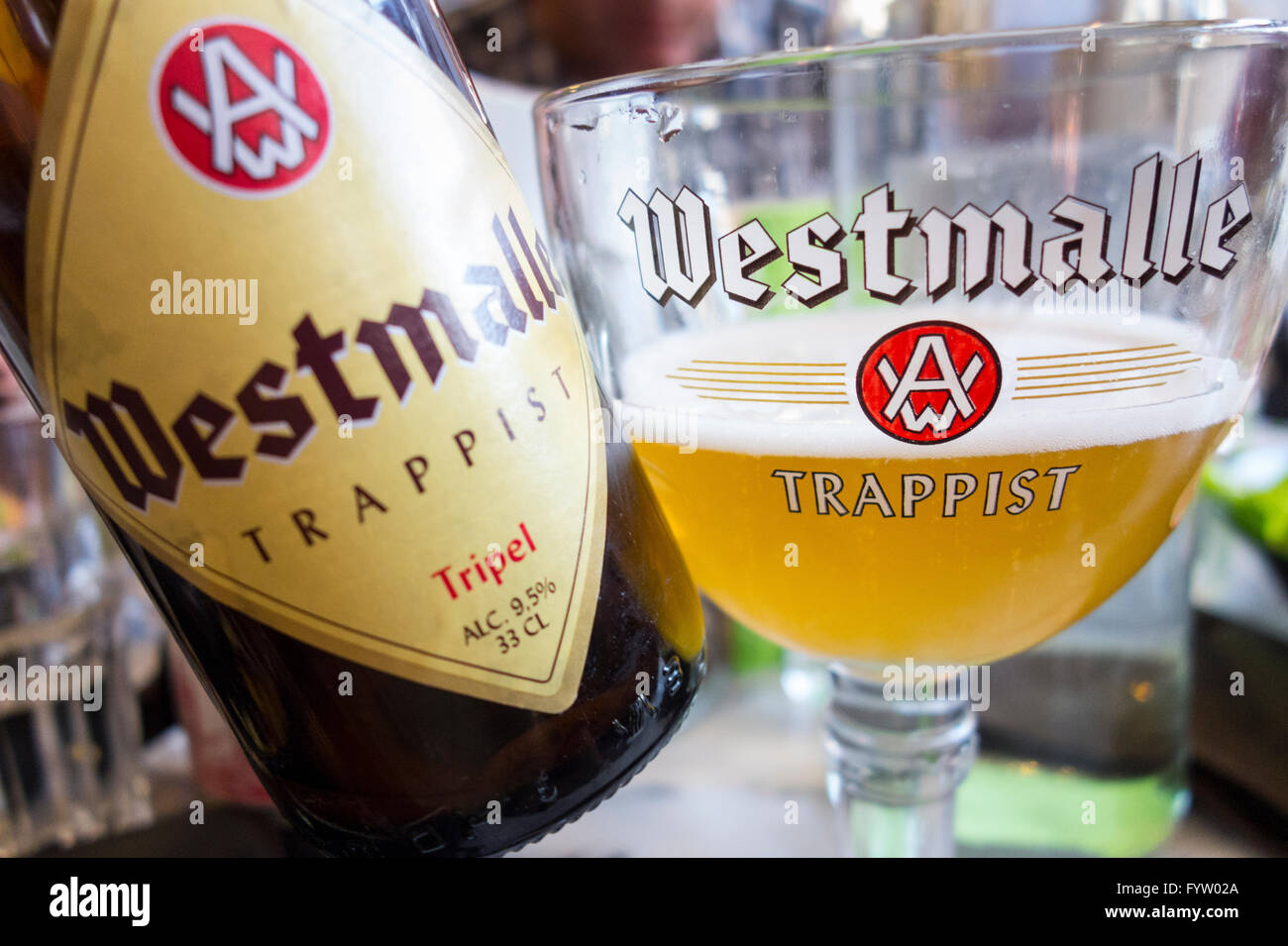Belgique - bouteille et verre de bière belge trappiste de Westmalle au pub. Banque D'Images