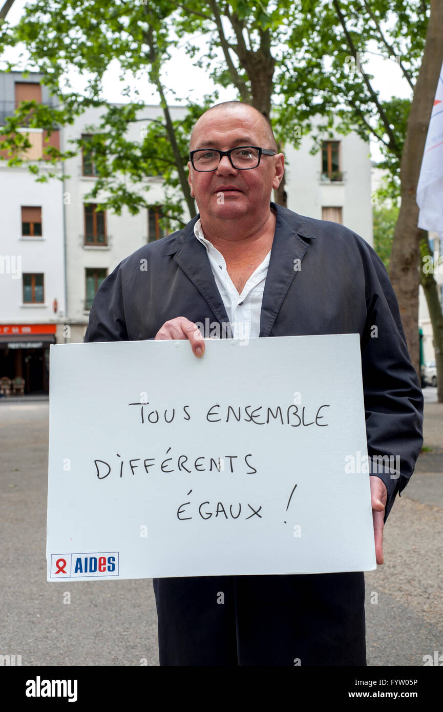 Montreuil, France, AIDES ONG française, Campagne contre la discrimination, l'Homophobie IDAHOT, 'la Journée internationale contre l'homophobie, la Biphobie, la transphobie et l' activisme LGBT, tenant l'affiche de la manifestation en français Banque D'Images