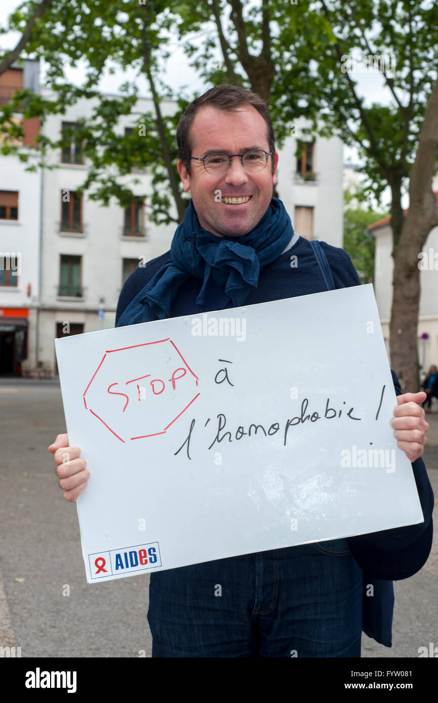 Paris, France., AIDES ONG française, Campagne contre la discrimination, l'Homophobie IDAHOT, 'la Journée internationale contre l'homophobie, la Biphobie, la transphobie et l' activisme LGBT, tenant pancartes Banque D'Images