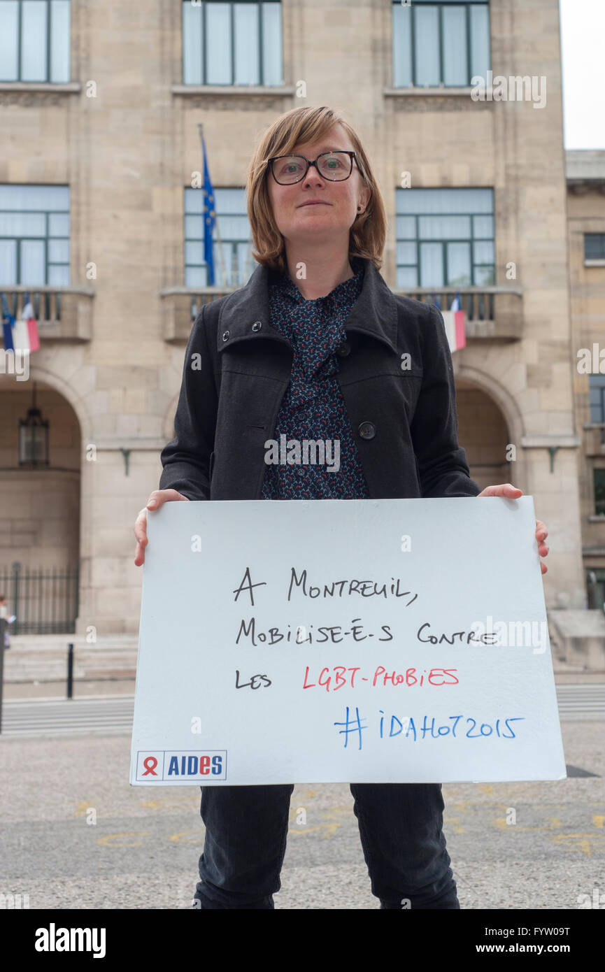 Montreuil, France, AIDES ONG française, Campagne contre la discrimination, l'Homophobie IDAHOT, 'la Journée internationale contre l'homophobie, la Biphobie, la transphobie et l' activisme LGBT, Woman Holding pancartes Banque D'Images