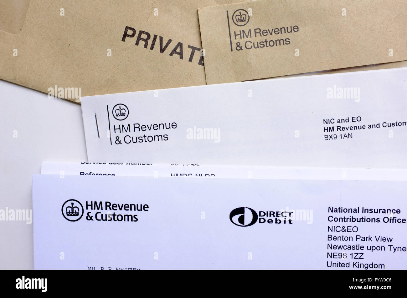 Lettres et enveloppes de HM Revenue & Customs et Société de prêts aux étudiants sur un fond blanc. Banque D'Images