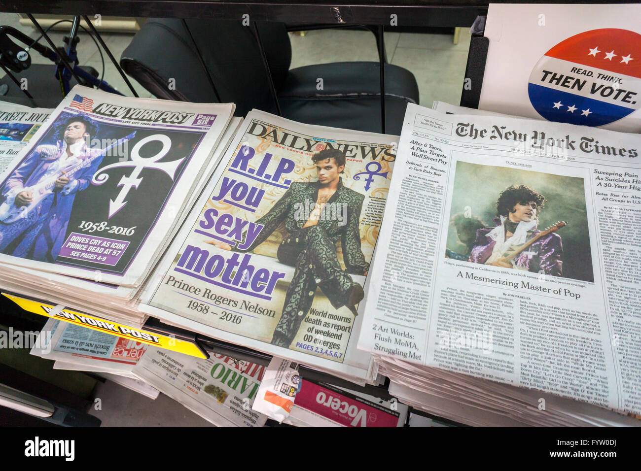 Pages avant et titres des journaux de New York le Vendredi, Avril 22, 2016 rapport sur la journée précédente mort de musicien populaire Prince. Prince, dont le nom complet était Prince Rogers Nelson, a été constaté ne répond pas dans son Chanhasen MN, une banlieue de Minneapolis, accueil (© Richard B. Levine) Banque D'Images