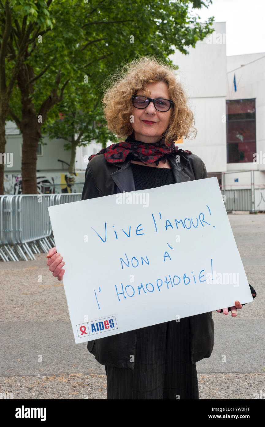 Montreuil, France, ONG DE LUTTE CONTRE LE SIDA AIDES French Woman Holding signes de protestation contre la discrimination, "La Journée internationale contre l'homophobie, la transphobie et la Biphobie' IDAHOT Banque D'Images