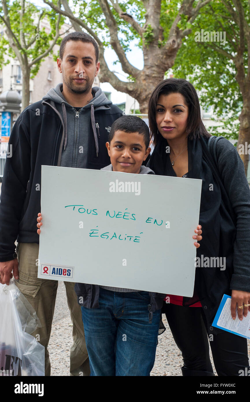 Montreuil, France, AIDES ONG française, campagne contre la discrimination homophobie, IDAHOT, « la Journée internationale contre l'homophobie, la transphobie et la biphobie » militantisme VIH, famille arabe tenue pacifique signe de protestation, « nous sommes tous nés égaux » Banque D'Images