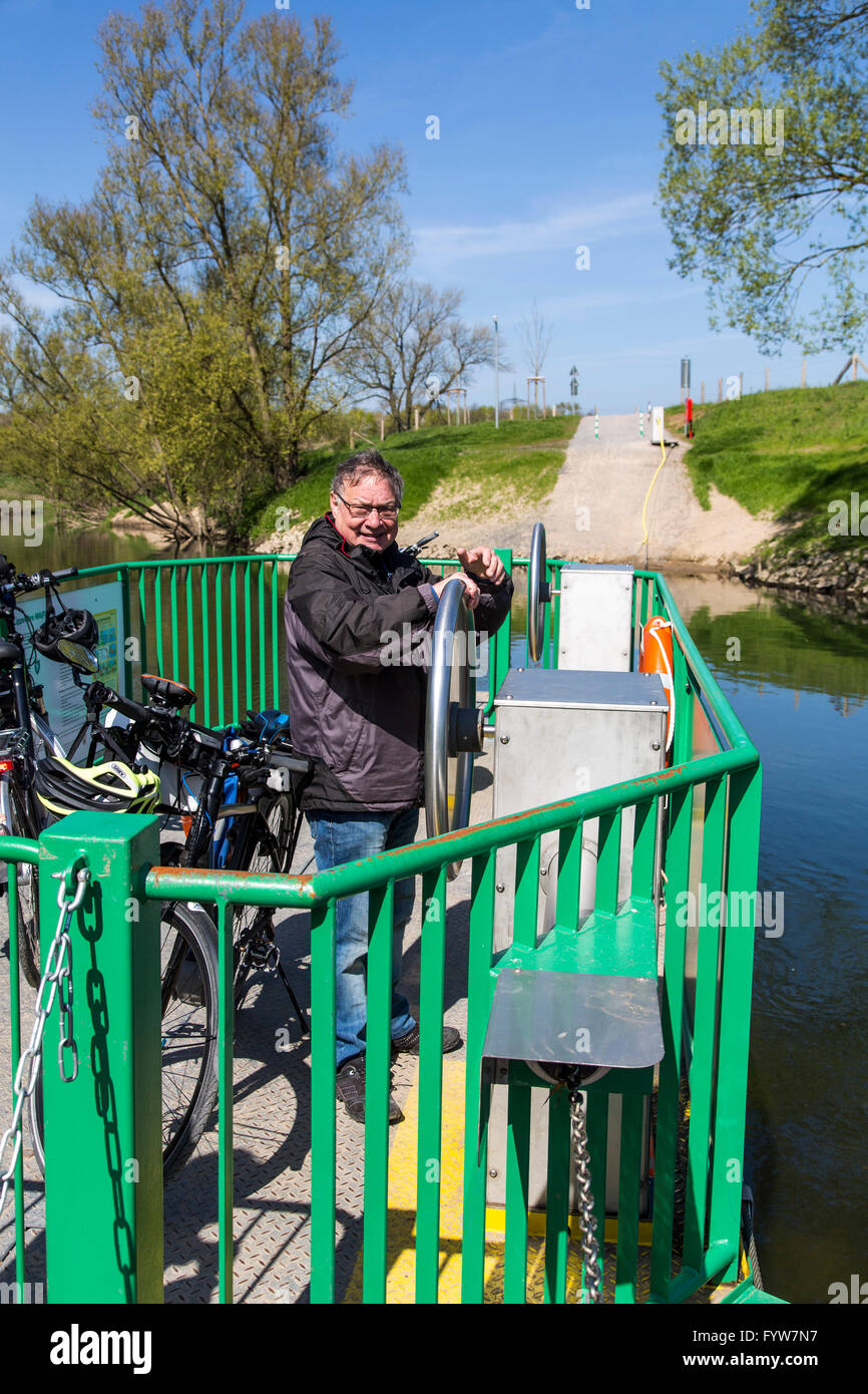 Ferry pour piétons et cyclistes sur la rivière Lippe, près de Haltern, Allemagne, manuel d'entraînement du câble, une partie de l'Lippe-Römer randonnée à vélo, Banque D'Images