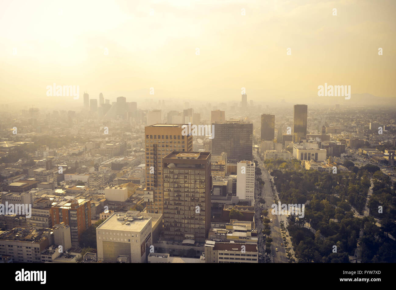 Mexico partie industrielle couverts d'une brume sèche sur le coucher du soleil, le Mexique Banque D'Images