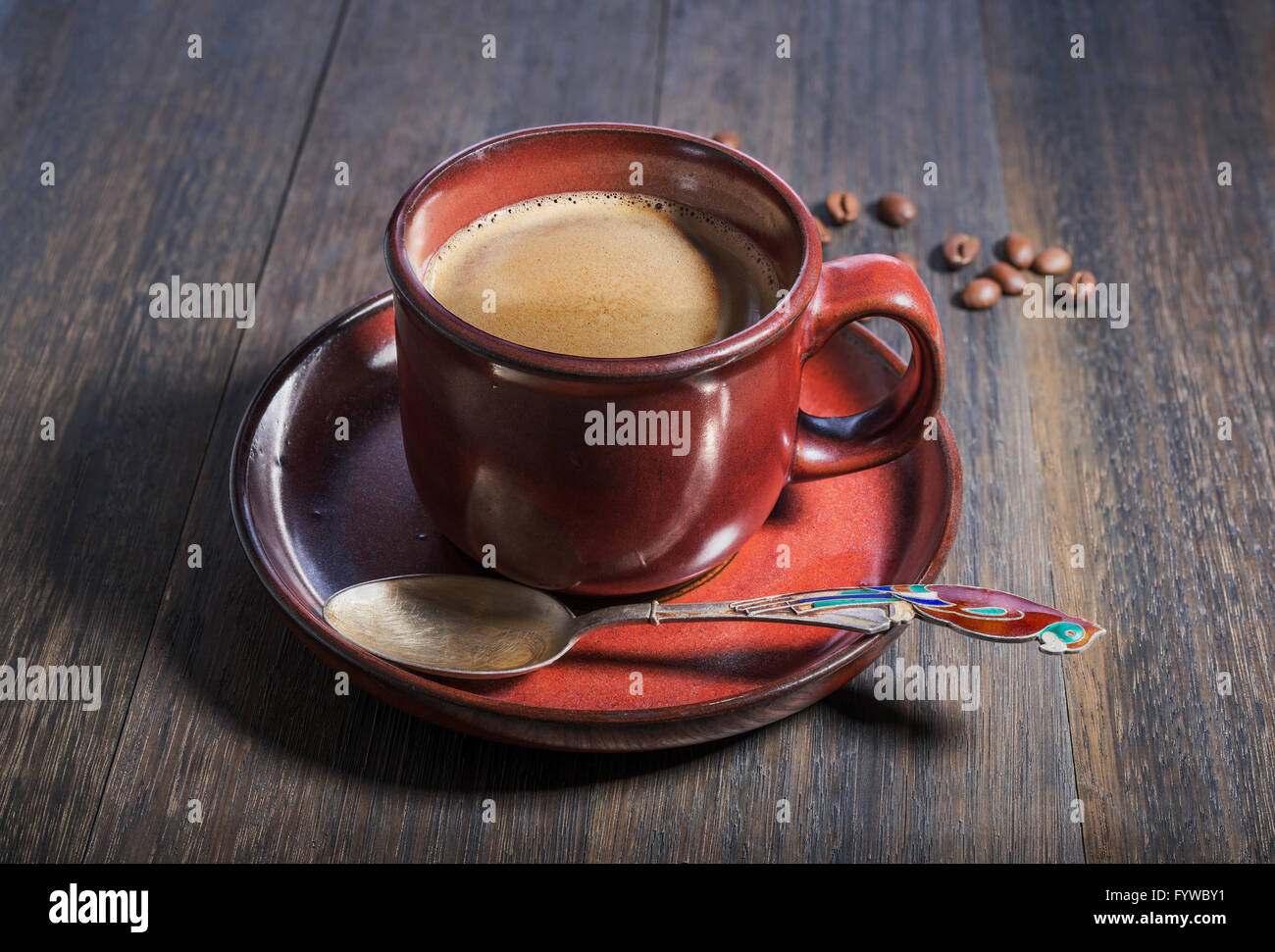 Tasse à café et haricots sur grunge fond en bois de chêne Banque D'Images