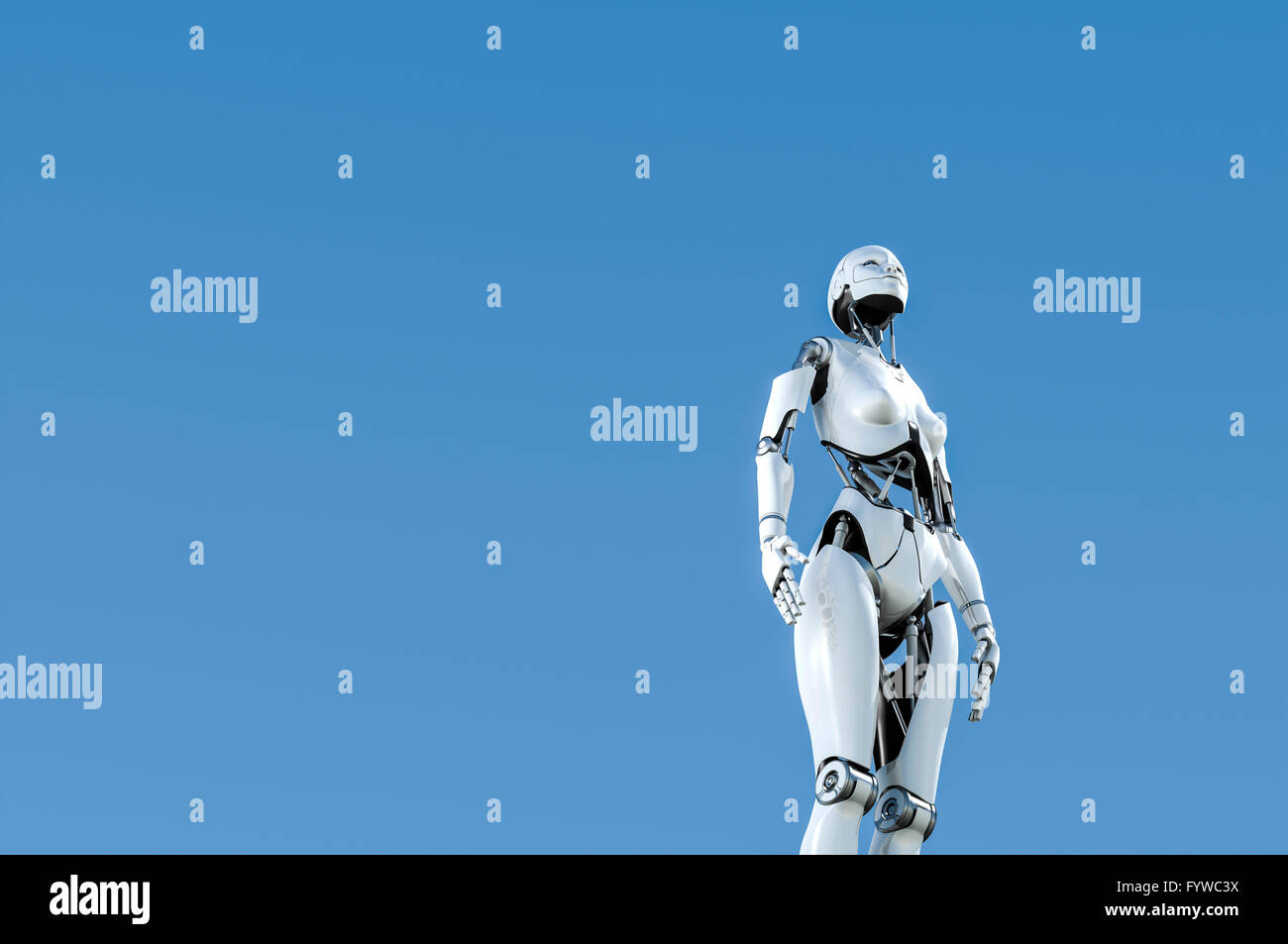 Robot humanoïde femelle à la recherche dans le ciel. Banque D'Images