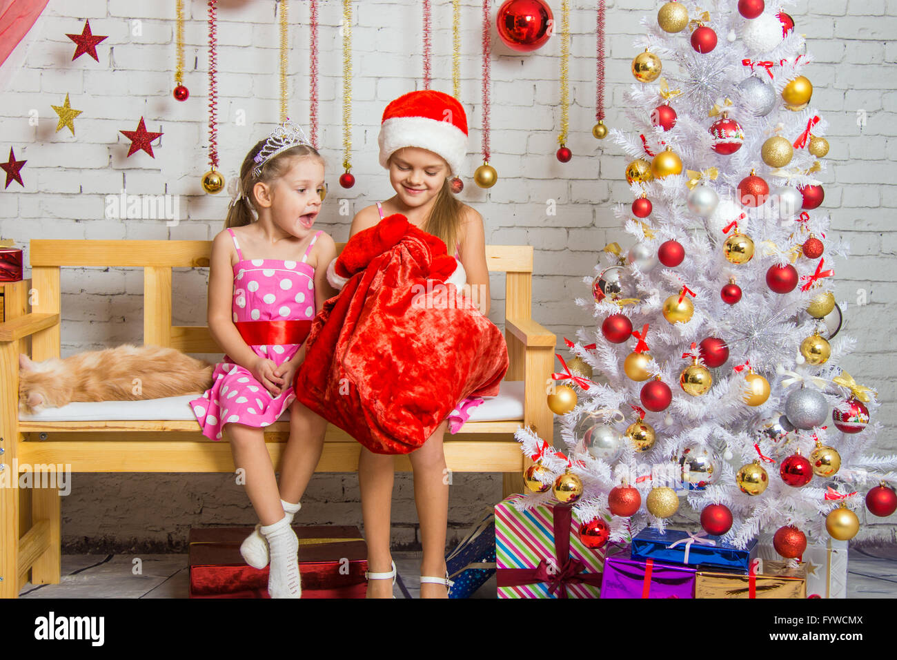 Deux filles découvrent un sac de cadeaux Banque D'Images