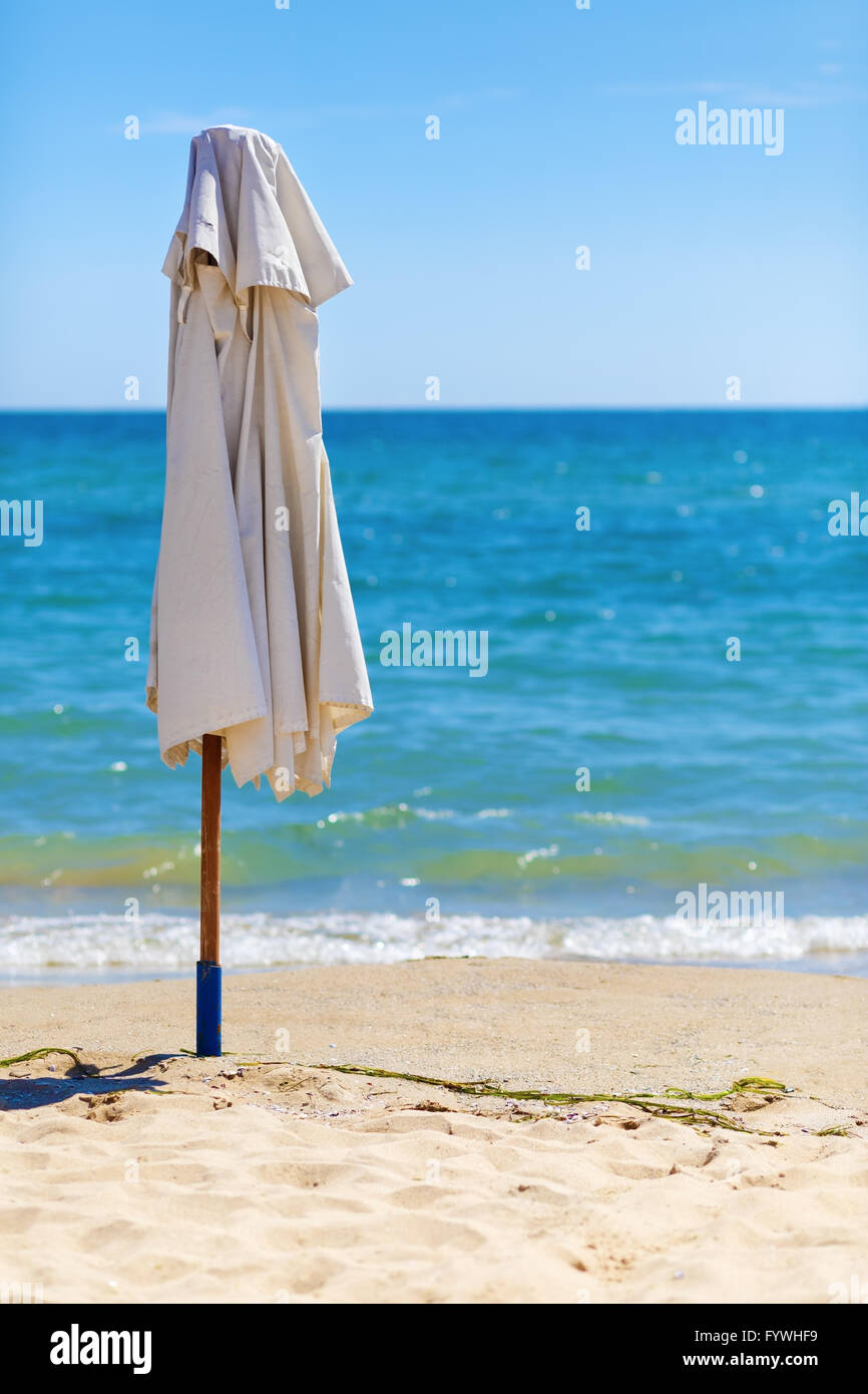 Folded parasol Banque de photographies et d'images à haute résolution -  Alamy