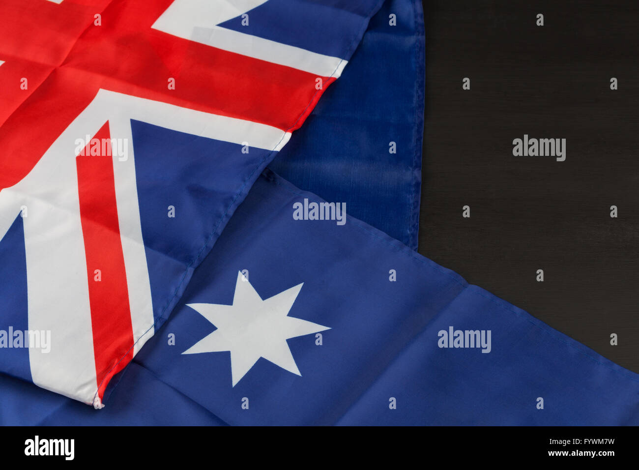 Drapeau australien replié sur fond noir avec copie espace Banque D'Images