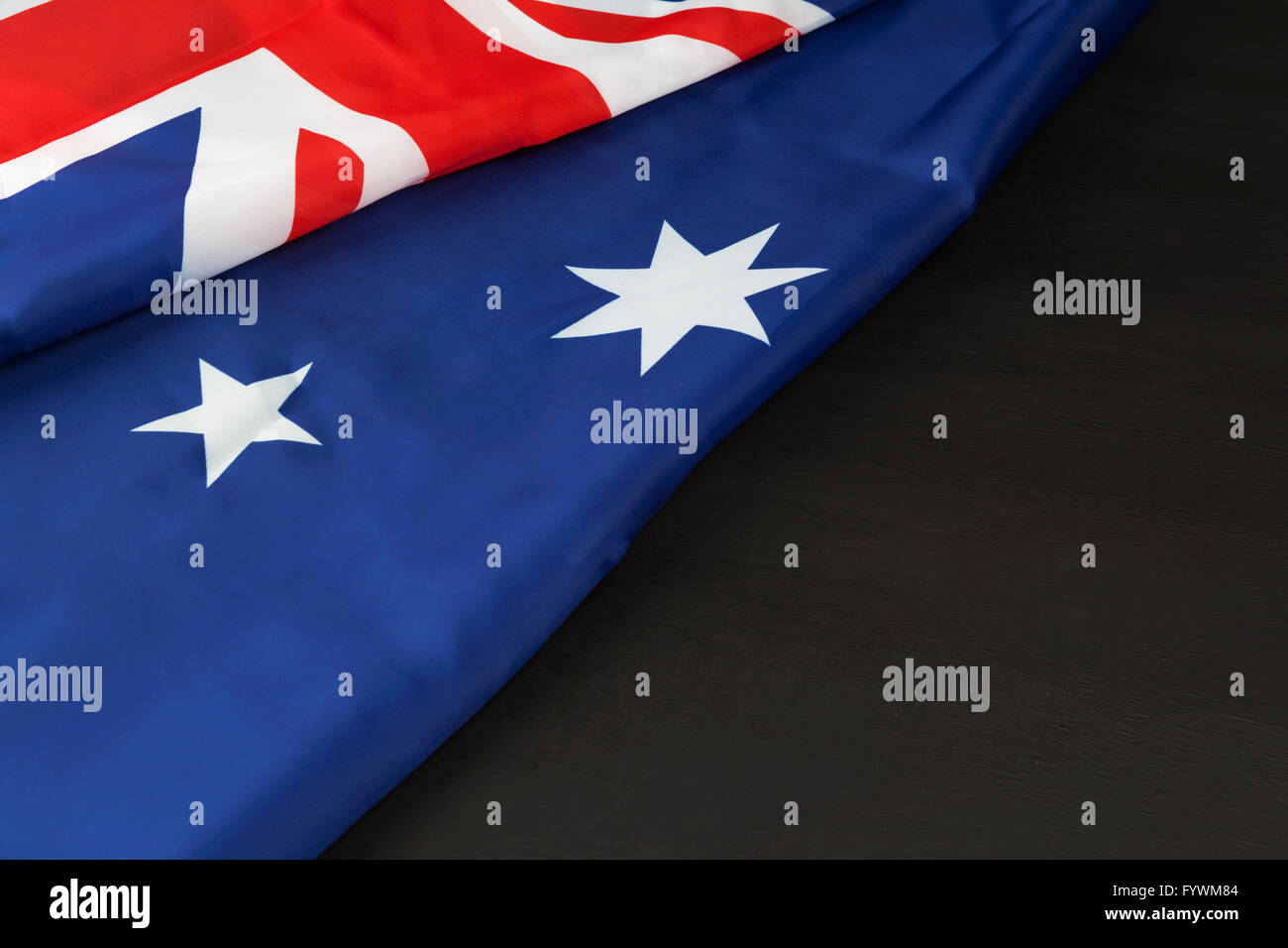 Drapeau australien replié sur fond noir avec copie espace Banque D'Images