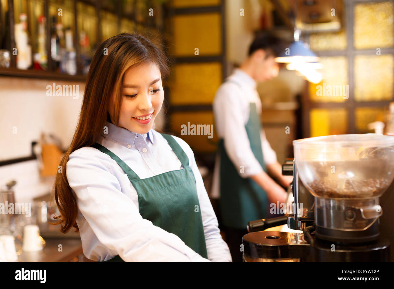 Serveuse et serveur dans portrait cafe Banque D'Images