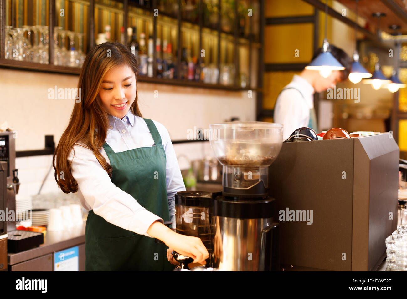 Serveuse et serveur dans portrait cafe Banque D'Images