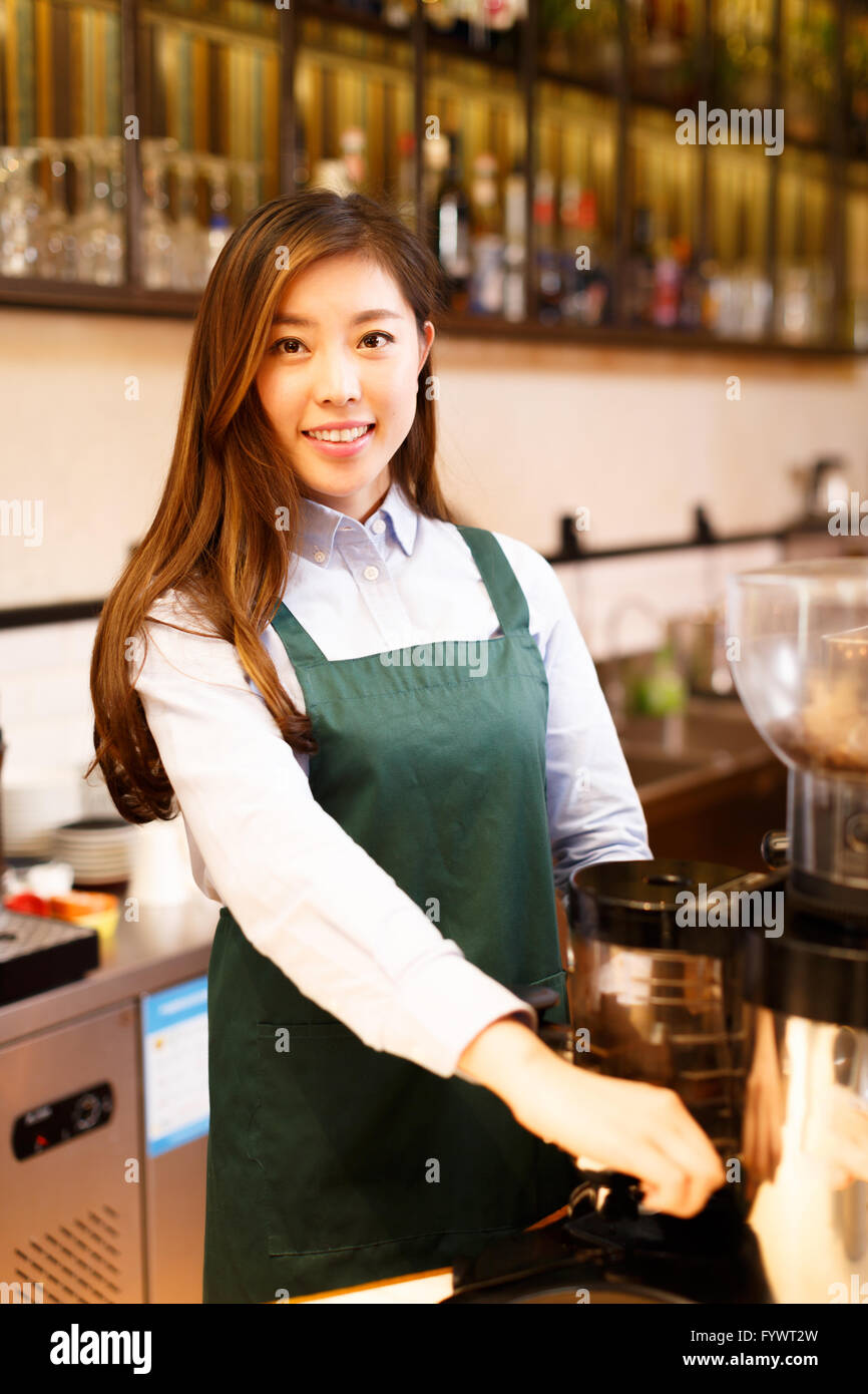 Serveuse et serveur dans portrait cafe Banque D'Images